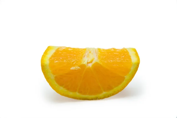 Fatias de laranja descascada no fundo branco — Fotografia de Stock