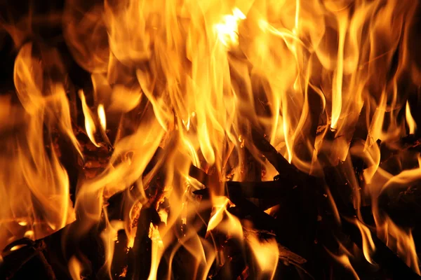 Branden van vlam of brand, geïsoleerd op zwarte achtergrond — Stockfoto
