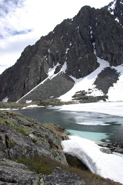 Fjällsjö i bakgrunden med höga berg — Stockfoto