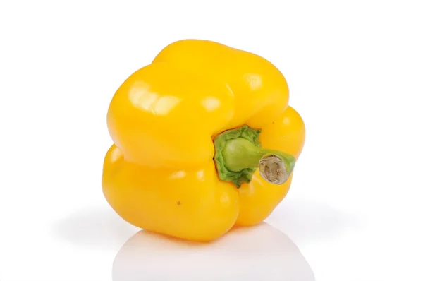 Желтый перец, выделенный на белом фоне — стоковое фото
