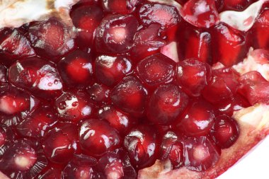 dilimlenmiş nar beyaz zemin üzerine izole