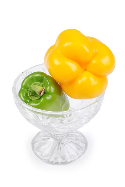 Paprika's in een vaas geïsoleerd op witte achtergrond — Stockfoto