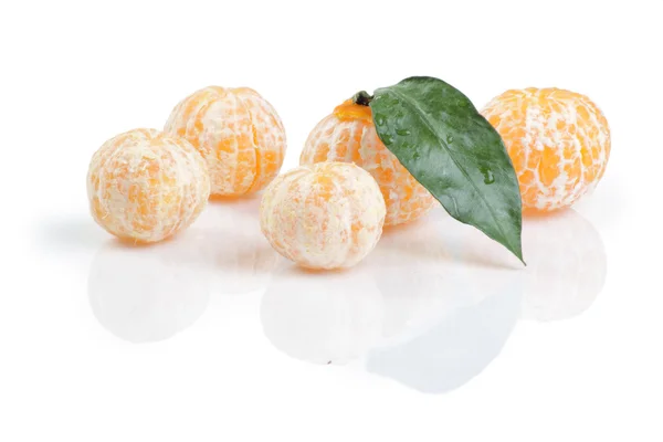 孤立在白色的反光面上的被剥皮的橘 — 图库照片