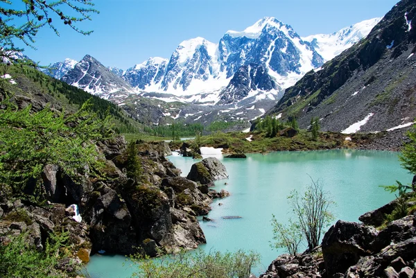 Lago Montagna Sullo Sfondo Con Alta Montagna — Foto Stock