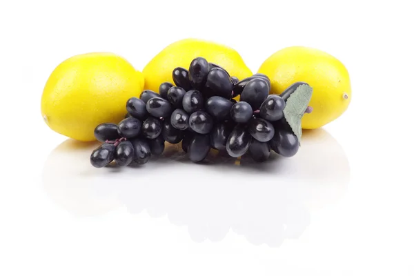 Gruppe von Früchten isoliert auf weißem Hintergrund — Stockfoto