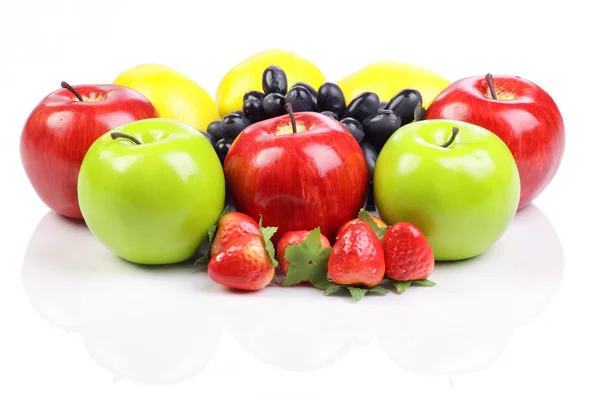 Grupo de frutas isoladas no fundo branco — Fotografia de Stock