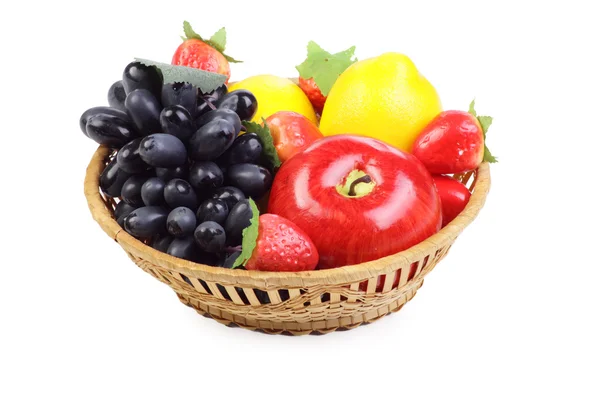 Cesta de frutas isolada no fundo branco — Fotografia de Stock