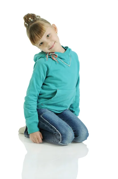Charmant klein meisje, zittend op de vloer. geïsoleerd op de witte — Stockfoto