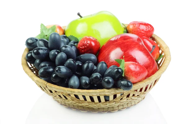 Cesta de frutas isolada no fundo branco — Fotografia de Stock