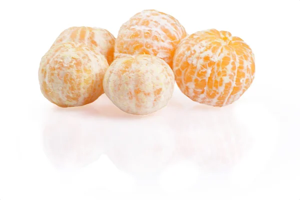 Grupo tangerinas descascadas na superfície reflexiva isolada no th — Fotografia de Stock