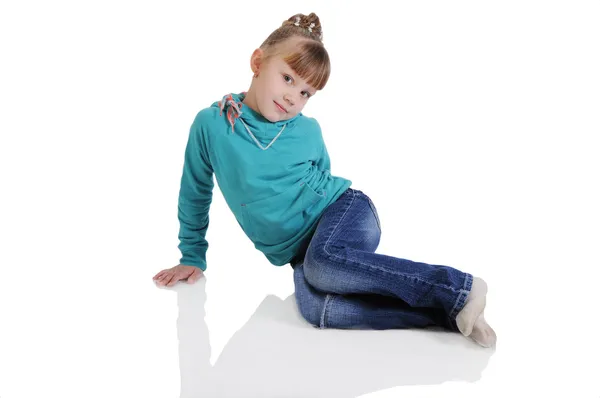 Charmante petite fille assise par terre. Isolé sur le blanc — Photo