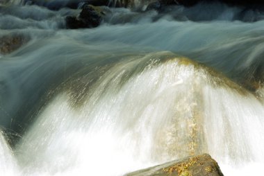 sabah içine düşen akımı ile bir dağ nehir