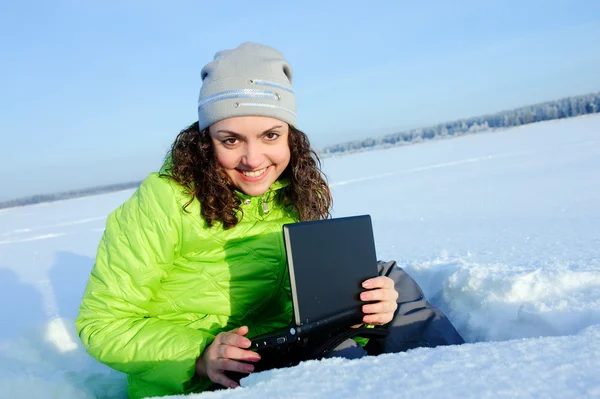 Leende kvinna med liten bärbar dator — Stockfoto