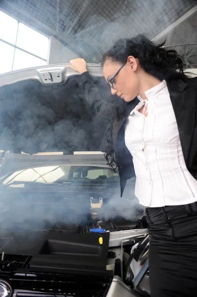 Business woman and broken car — Stock Photo, Image