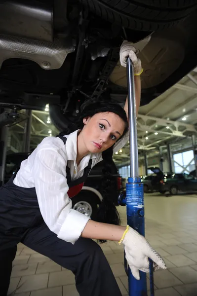 Kvinna lift bil i reparatör — Stockfoto