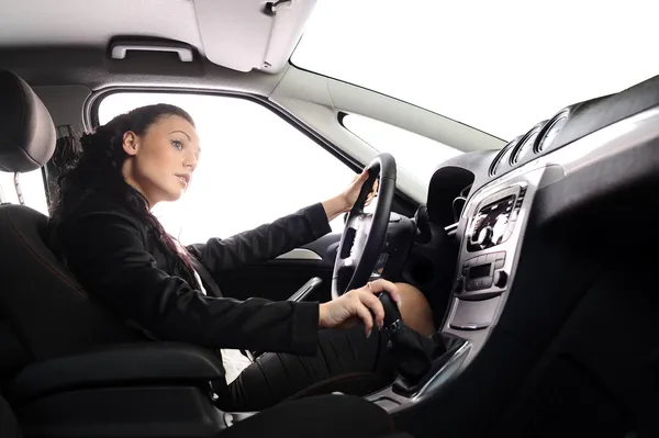 Affärskvinna köra bilen — Stockfoto