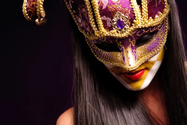 Žena ve fialové masky — Stock fotografie