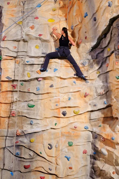 Woman on rock wall — Stock Photo, Image