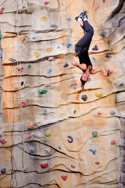 Young woman on rock wall — Stock Photo, Image