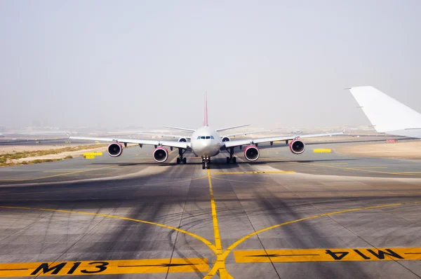 在迪拜机场着陆带上飞机 — 图库照片