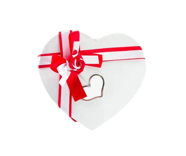 Weiße Herzschachtel Mit Roter Schleife Isoliert Auf Weiß — Stockfoto