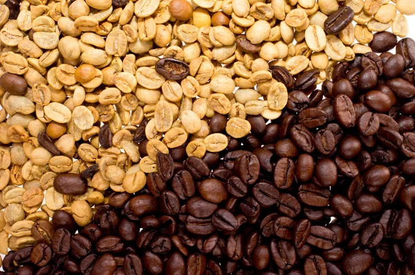 Смажені та сирі кавові зерна — стокове фото