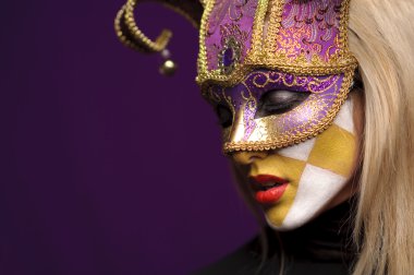 güzel bir kadın profili Menekşe yarı-maske içinde gözleri kapalı