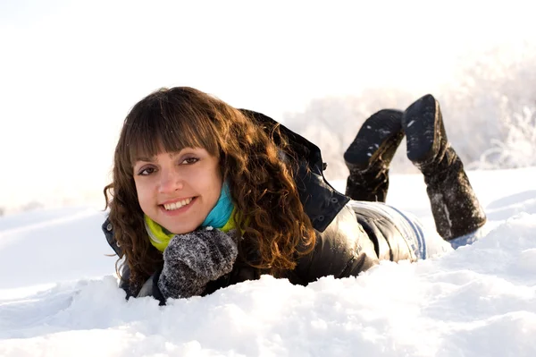 雪の上幸せな笑顔の女の子 — Stockfoto