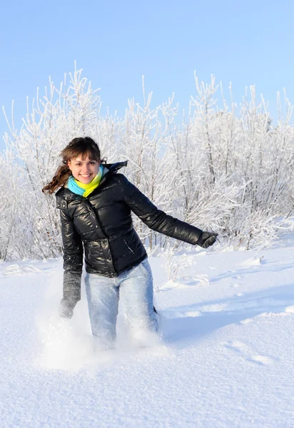雪の吹きだまりを介して実行して幸せな女の子 — ストック写真