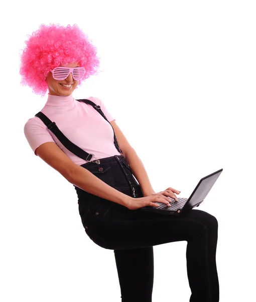 Забавная Молодая Женщина Розовыми Волосами Печатает Маленьком Черном Блокноте Изолированные — стоковое фото