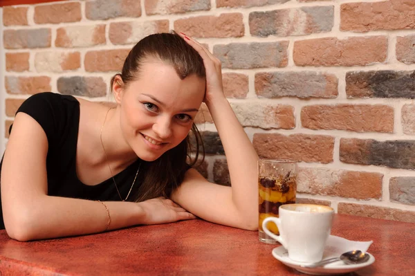 Lachende meisje en cau koffie — Stockfoto