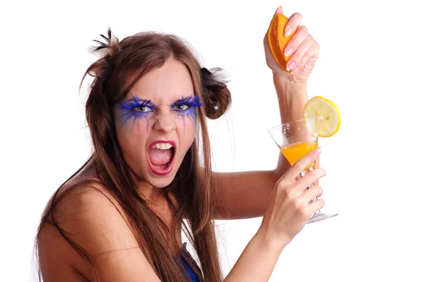 Женщина сжимает апельсин — стоковое фото