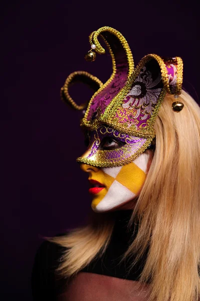Mulher em meia máscara violeta — Fotografia de Stock