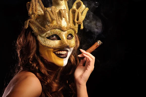 黒に分離された半分の黄金のマスクで喫煙の女の子 — ストック写真