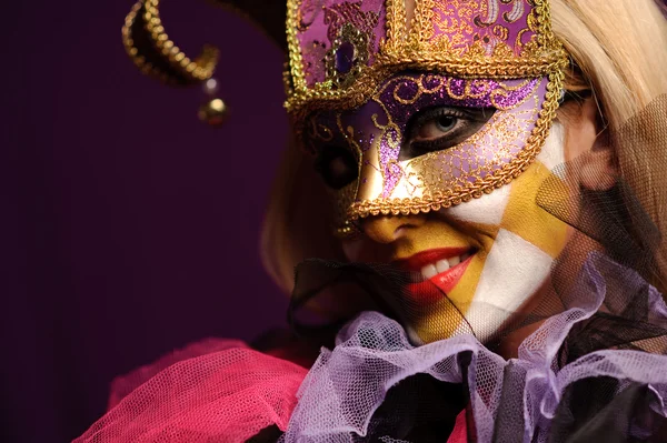 紫方半面罩的年轻性感的女人 可能是为时尚化妆概念的使用 — 图库照片