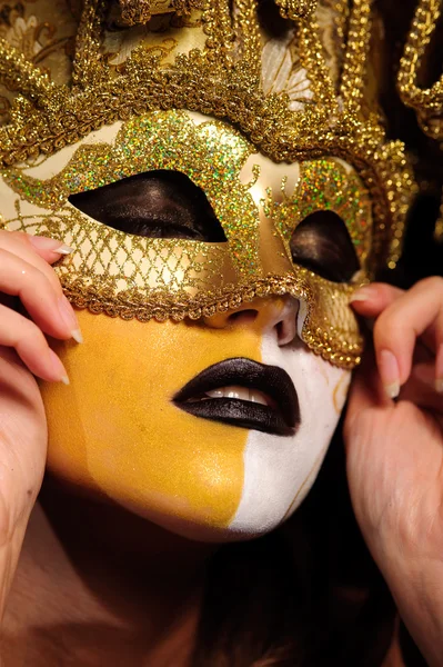 Close Rosto Mulher Meia Máscara Dourada — Fotografia de Stock