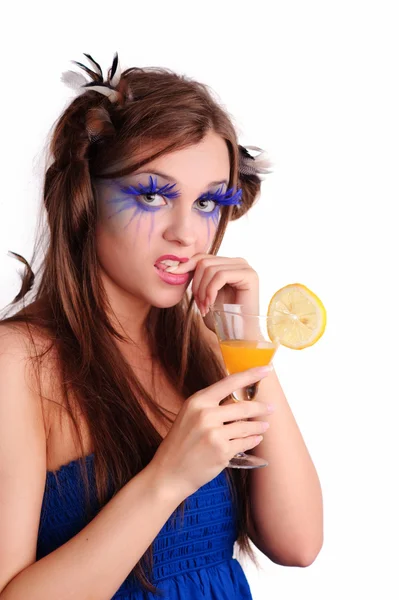 Mooi Meisje Met Glas Verse Jus Orange Geïsoleerd Wit — Stockfoto