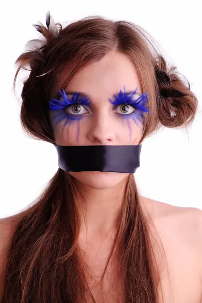 性感的女人时尚化妆和嘴里 黑丝带隔离在白纸上 可能是残酷的治疗概念的使用 — 图库照片