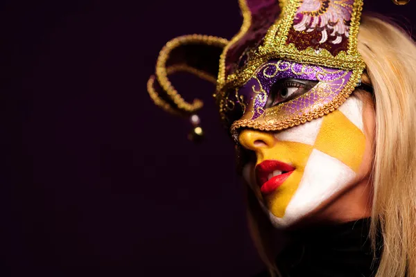 Сексуальная женщина в маске для вечеринки — стоковое фото