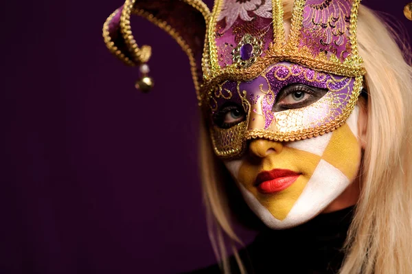 紫方半面罩的年轻性感的女人 可能是为时尚化妆概念的使用 — 图库照片