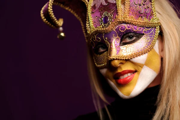 Femme sexy en violet masque de fête — Photo