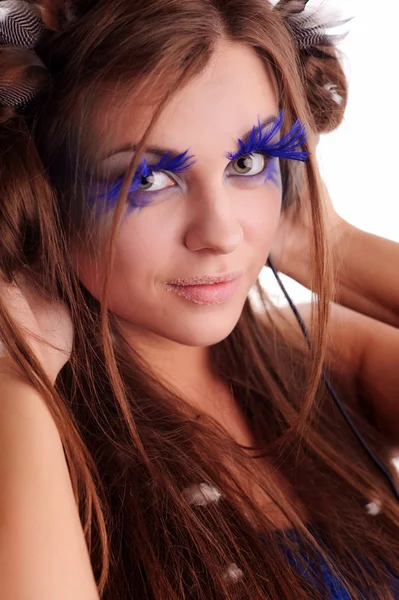 性感的年轻女性与蓝色睫毛听音乐和看相机 — 图库照片