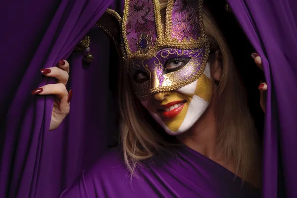 Donna sorridente in maschera viola — Foto Stock