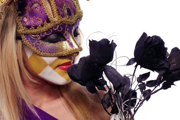紫色のマスクでかなり若い女性白で隔離され 黒いバラのにおいを嗅ぐ ヴェネツィアの概念を使用する可能性があります — ストック写真