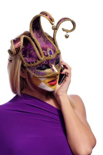 Mulher Bonita Máscara Violeta Falar Iphone Isolado Branco — Fotografia de Stock