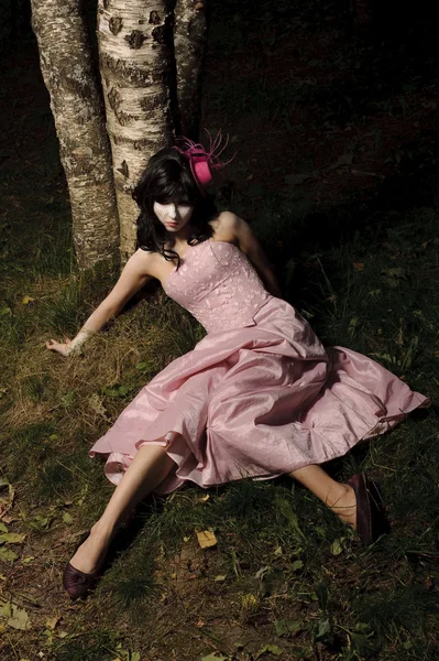 Chica mentira cerca de árbol —  Fotos de Stock
