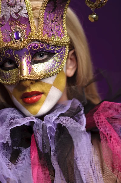 漂亮的年轻女士在紫半面具 可能是小丑概念的使用 — 图库照片