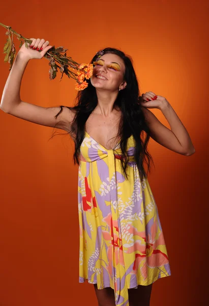 Güzel Kız Koku Koku Portakal Üzerinde Izole Çiçek — Stok fotoğraf