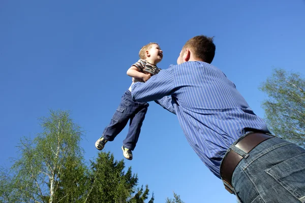 Πατέρας Εκτίναξη Επάνω Ένα Παιδί Που Απομονώνονται Μπλε Ουρανό — Φωτογραφία Αρχείου