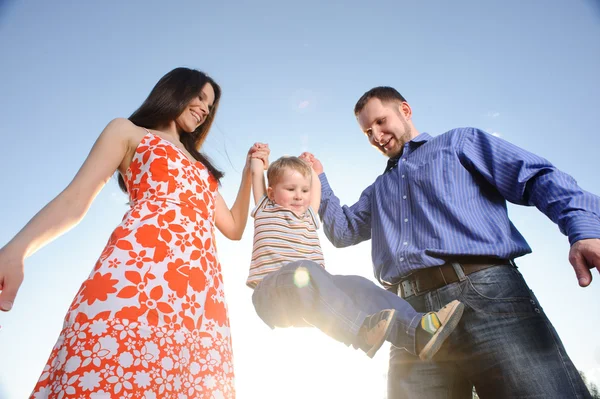 青い空に分離された幸せな家族 — ストック写真